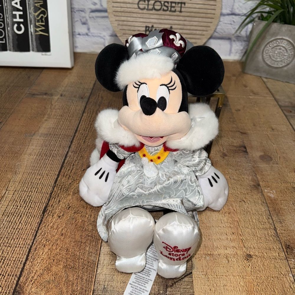 LONDON EXCLUSIVE QUEEN MINNIE PLUSH TOY DISNEY
